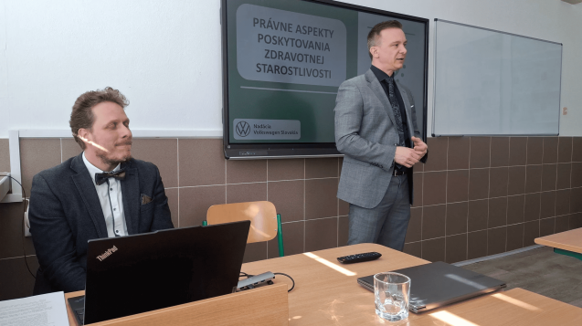 Mgr. Peter Milčík a JUDr. Jakub Mandelík, PhD., LL.M. prednášajú pre študentov zdravotníckej školy v Žiline.
