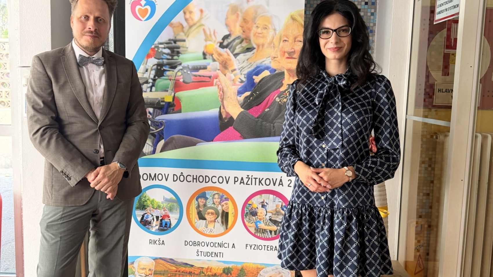 Mgr. Barbora Mandelík a Mgr. Peter Milčík pred prednáškou pre seniorov v Domove dôchodcov Pažítková.