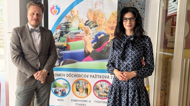Mgr. Barbora Mandelík a Mgr. Peter Milčík pred prednáškou pre seniorov v Domove dôchodcov Pažítková.