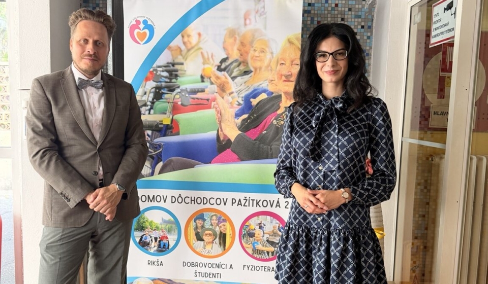 Mgr. Barbora Mandelík a Mgr. Peter Milčík pred prednáškou pre seniorov v Domove dôchodcov Pažítková.
